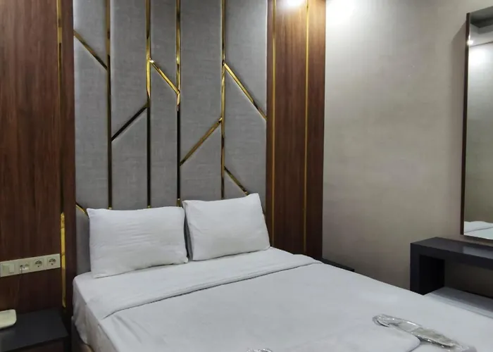 The Golden Pera's & 3*