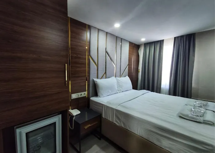 The Golden Pera's & 3*