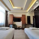 The Golden Pera's & 3*