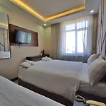 Hotel The Golden Pera's &