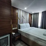 The Golden Pera's & 3*