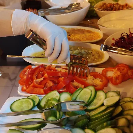 The Golden Pera's & מלון