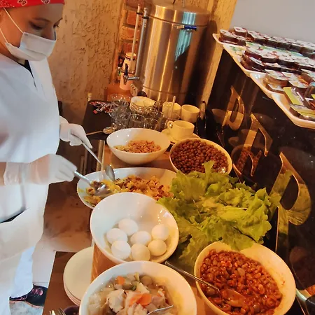 The Golden Pera's & מלון