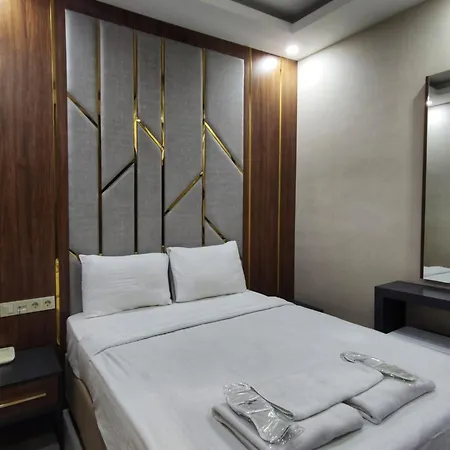 The Golden Pera's & 3*