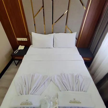 The Golden Pera's & Stambuł