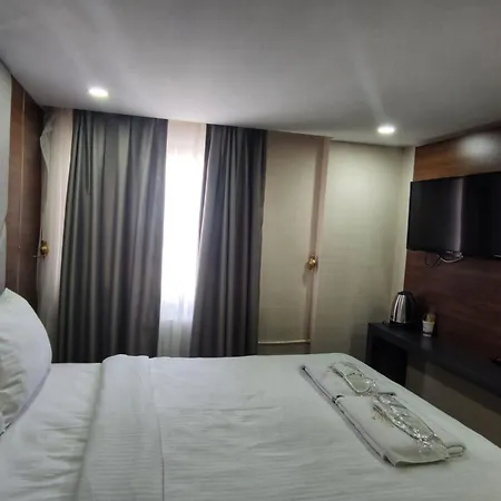 The Golden Pera's & Hotell 3*