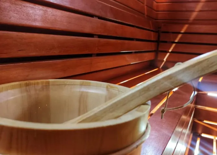 The Golden Pera's & Hotell