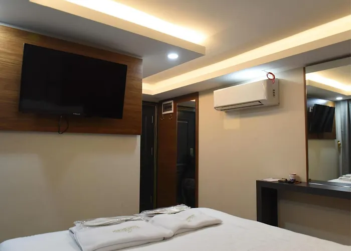 The Golden Pera's & 3*