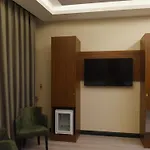 The Golden Pera's & Ξενοδοχείο 3*