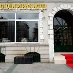 The Golden Pera's & Ξενοδοχείο